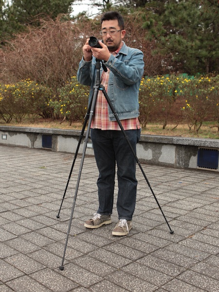 <b>三脚の脚を１本前にし、後ろの２本の間に立つのが基本姿勢だ</b>