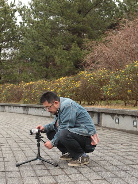 <b>脚を最短で最も開脚させた状態。ローアングル（ローポジション）での撮影が可能だ</b>
