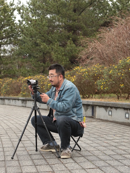 <b>2列目3列目で撮影するときの例。椅子に座るポジションなら前の人の頭をかわし、後ろで立ってみている人にも邪魔にならない</b>