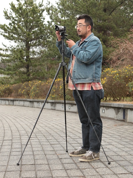 <b>脚を伸ばした状態は三脚の設置スペースも広くなってしまう。人の少ない場所や最後列などに設置し、周囲の邪魔にならないように気を配ろう</b>