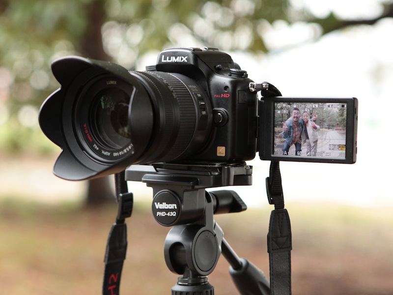 <b>写真のパナソニックLUMIX DMC-GH2のように、フリーアングル式で自分撮りが可能なカメラなら、画面を見ながら撮影できる</b>