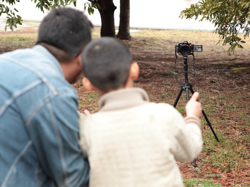 <b>写真のパナソニックLUMIX DMC-GH2のように、フリーアングル式で自分撮りが可能なカメラなら、画面を見ながら撮影できる</b>