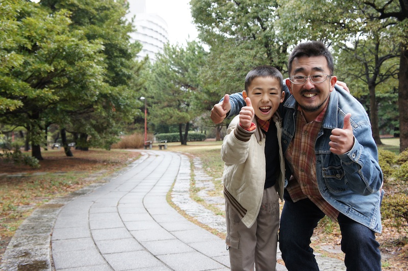 <b>【作例】カメラを子どもの目線に合わせて三脚を設置しカメラを固定し、ソニー NEX-5のスマイルシャッターに設定し撮影。人物を画面右に寄せ、左側に背景が写るスペースをつくって画面を決めた</b>