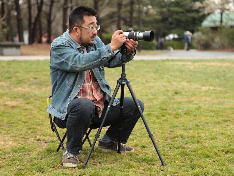 <b>手持ちでカメラを構えたときと同じ位置にカメラがくるようセッティング。三脚がカメラを支える軸になり、動く被写体でも安定して追うことができる</b>