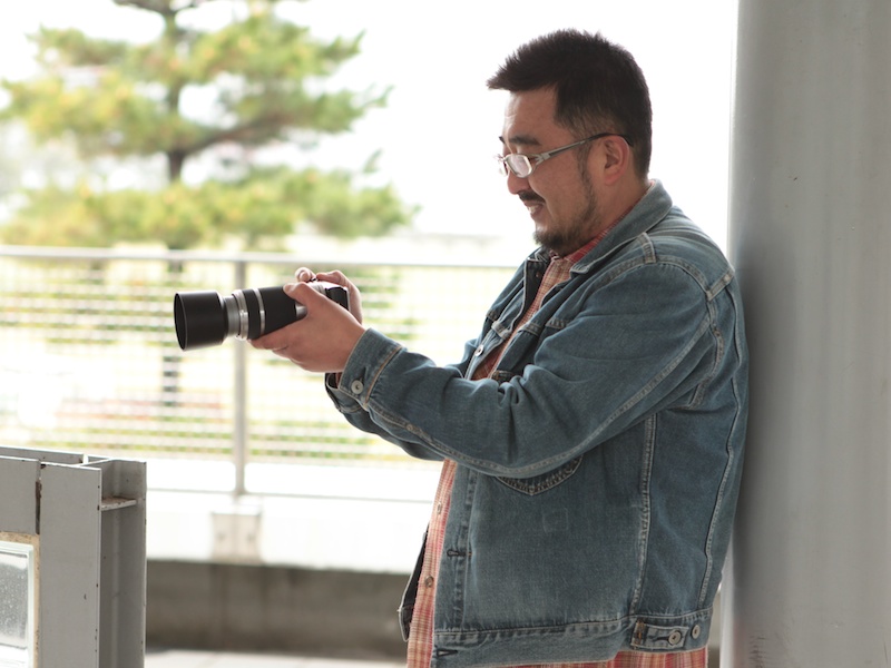 <b>望遠ズームレンズで動画を撮る場合、両手でカメラをしっかり持っても映像に揺れが入る。片手ならなおさらだ</b>