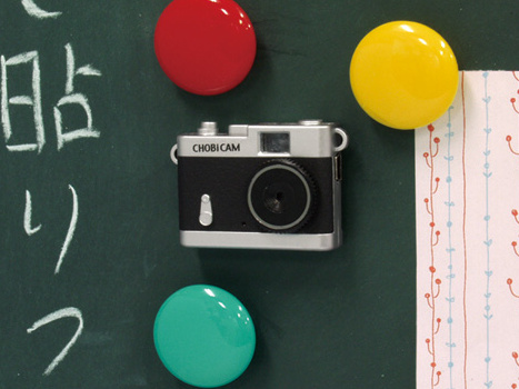 <b>マグネットで黒板などに張り付く</b>