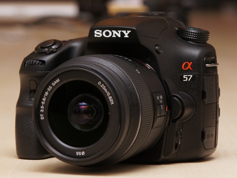 <b>α57。装着レンズはDT 18-55mm F3.5-5.6 SAM</b>