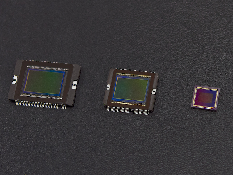 <b>センサーサイズ比較。左からAPS-Cサイズ、1.5型、1/1.7型</b>