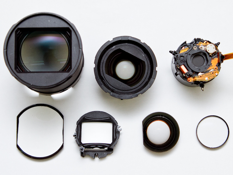 <b>レンズエレメントは一部をカットするなどの工夫を行なった</b>