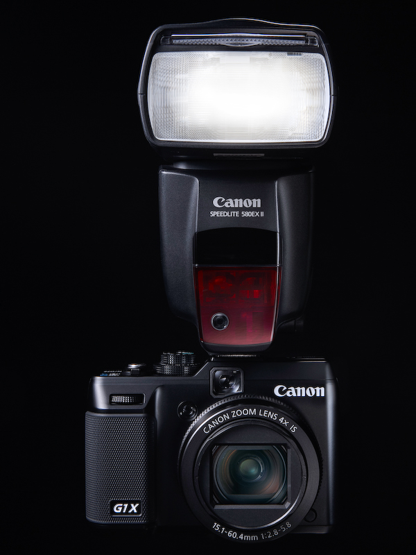 <b>EOSと併用するユーザーを想定してストロボは共用可能となっている</b>