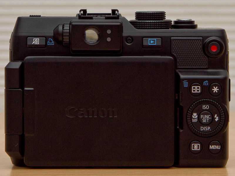 <b>液晶モニターのカバーもアルミ製</b>