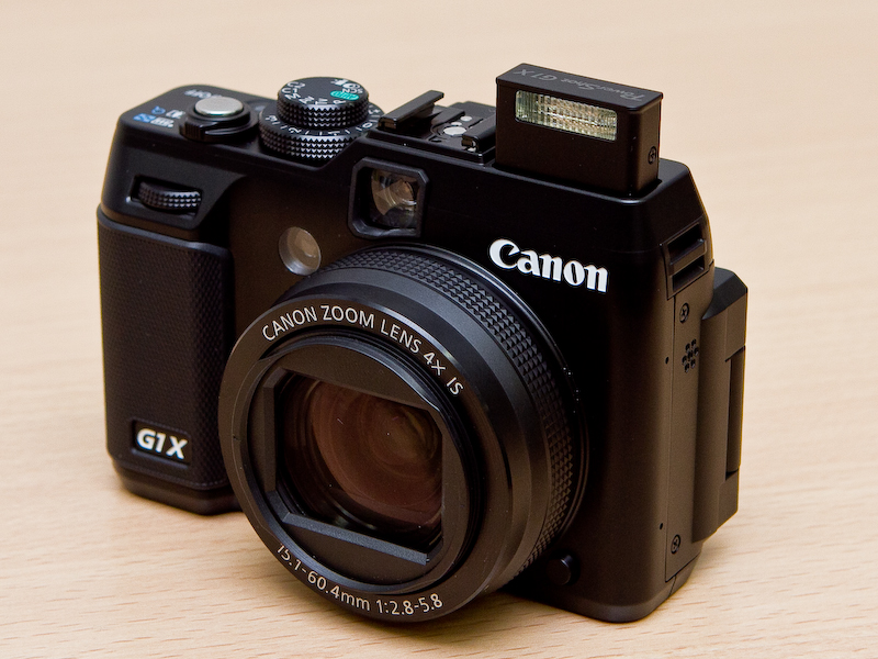 <b>ストロボはポップアップ式に。上面のレバーで手動ポップアップさせる</b>