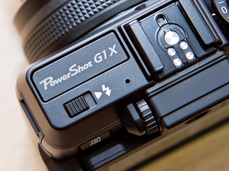 <b>ストロボはポップアップ式に。上面のレバーで手動ポップアップさせる</b>