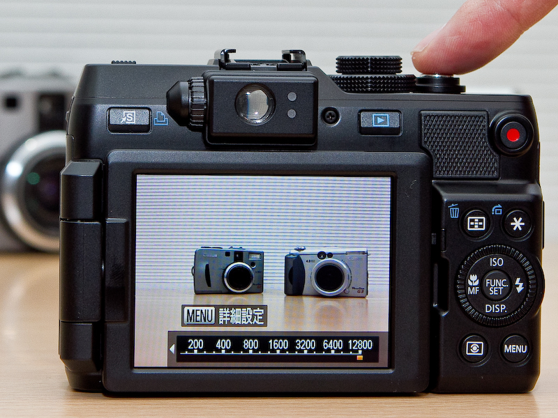 <b>ISO感度は液晶モニターの数直線を見ながら、背面のダイヤルリングで設定する</b>