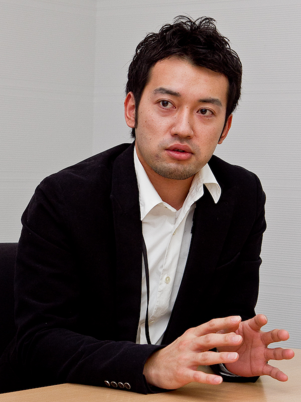 <b>デザインを担当した品田聡氏。「使い慣れた“道具”のように無駄を削り落とした必然的な造形美を目指してデザインしました」</b>