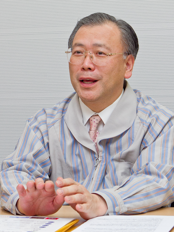 <b>画像処理及び画質設計を担当した宇田川善郎氏。「カメラを買って“一つ星で行こうかな”と思っている方には、ぜひ“四つ星の味ってこうなんだな”というのを実感して欲しいですね」</b>