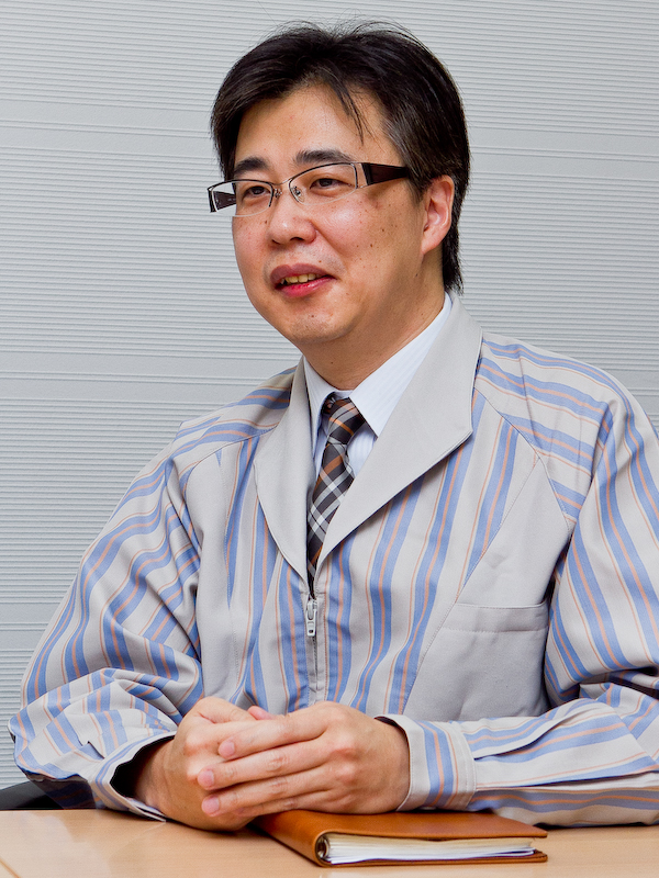 <b>センサー関連の設計を担当した山口利朗氏。「特に高感度画質はかなりのものに仕上がっています。室内でもノンストロボで撮れるほどの実力がありますから、そのあたりを試して頂きたいですね」</b>