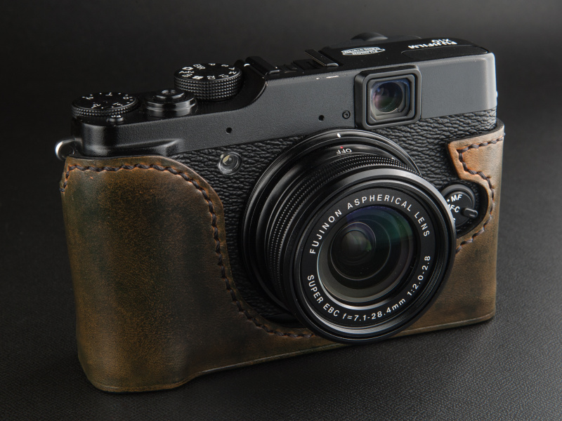 <b>アンティークカスタムケースは1万4,800円。グリップ全体を覆い、レンズに沿うようにきれいなアールを描いている</b>