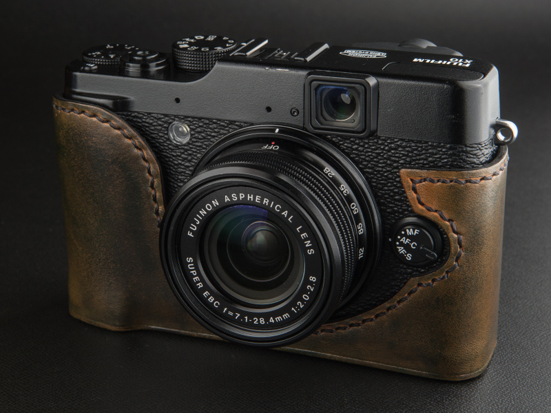 <b>レザーに浮きがなく、タイトにボディを包み込む。フィット感のよいレザーケースだ</b>