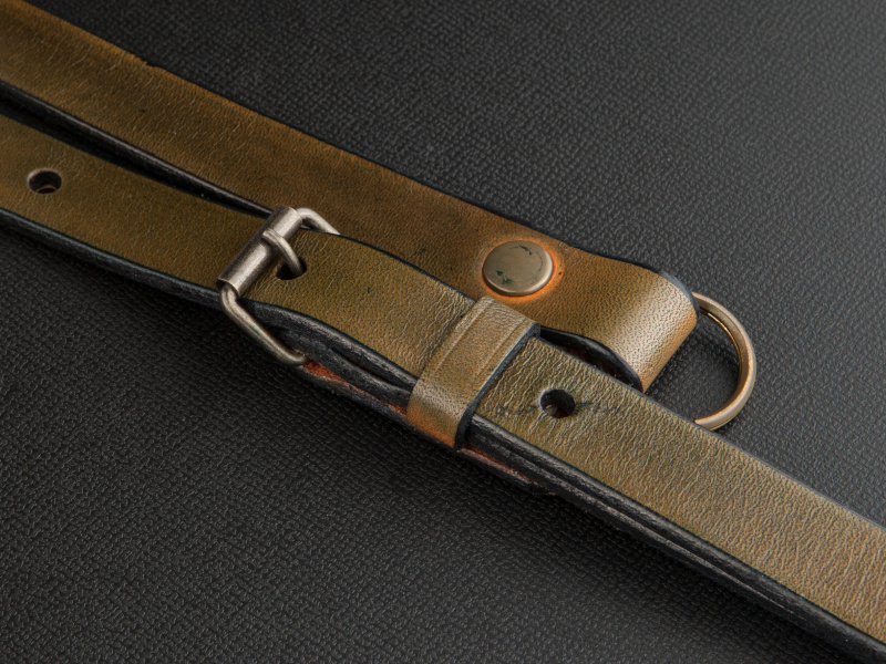 <b>ストラップはアンティーク調の金具を使い、ビンテージ感を演出している</b>