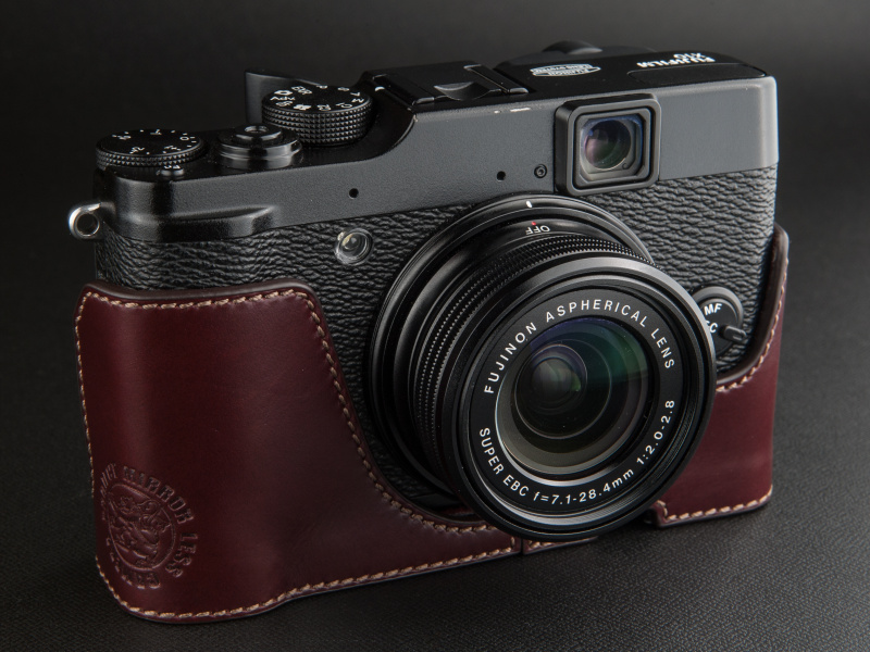 <b>グリップ部分はやや低めで、カメラのグリップ上部が露出する。スマイルカメラにて8,800円</b>