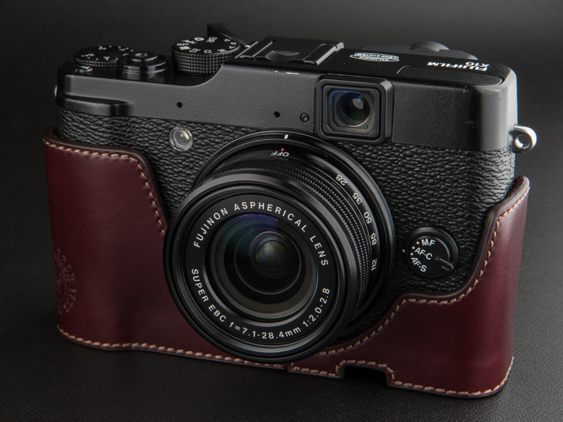 <b>底面にプレートを組み込んでいるため厚みがあり、結果的にカメラの背が高くなる。この点は好みが分かれるところか</b>