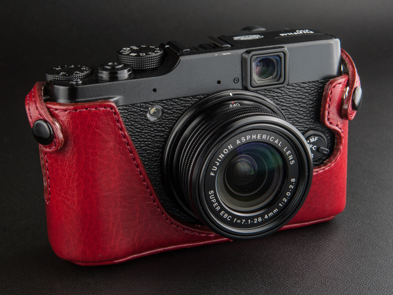 <b>ストラップをセットにした「FUJ-X10S」は1万8,900円で発売予定。ケースはグリップ全体を覆い、レンズ下部に向かってストレートにカットされている</b>