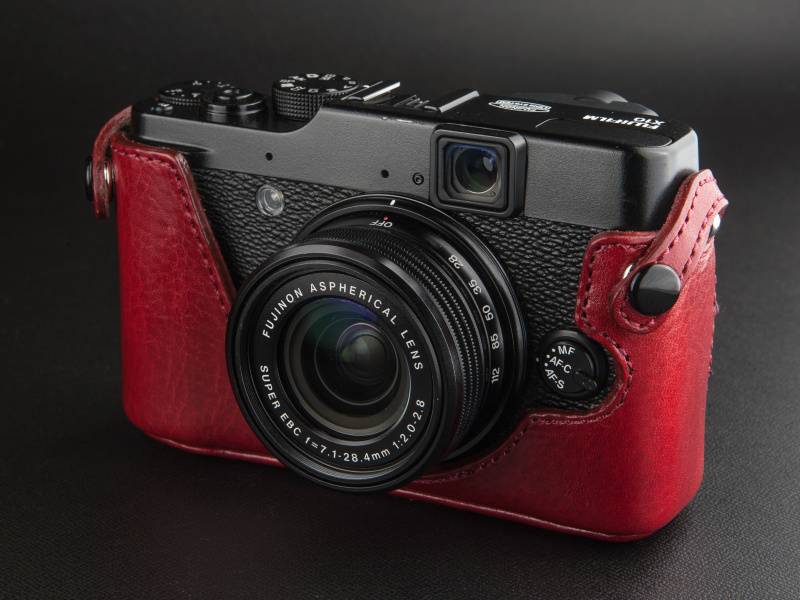 <b>両サイドのフックボタンで固定する。この取り付け部が二重リングと干渉しがちだ</b>