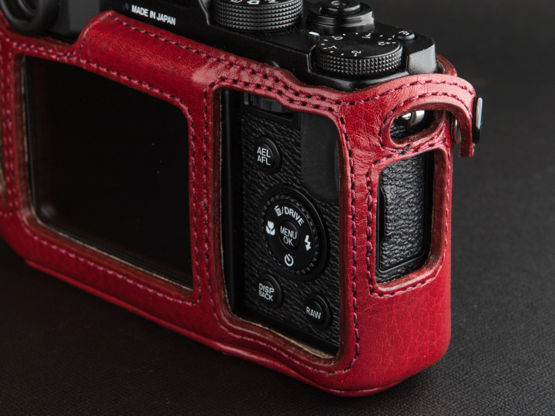 <b>側面に窓があり、ケースを外さなくても端子カバーにアクセスできる</b>