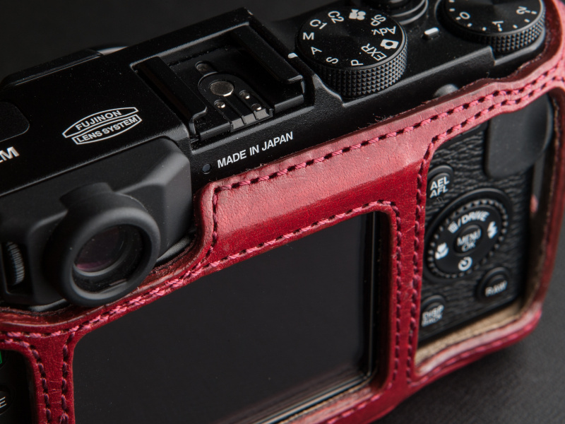 <b>背面上部を折り曲げ、装着感を高めている。細部にこだわった仕様だ</b>