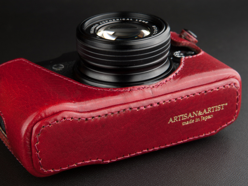 <b>底面はフラットで、ブランドのロゴが刻印されている。三脚穴は使えない</b>