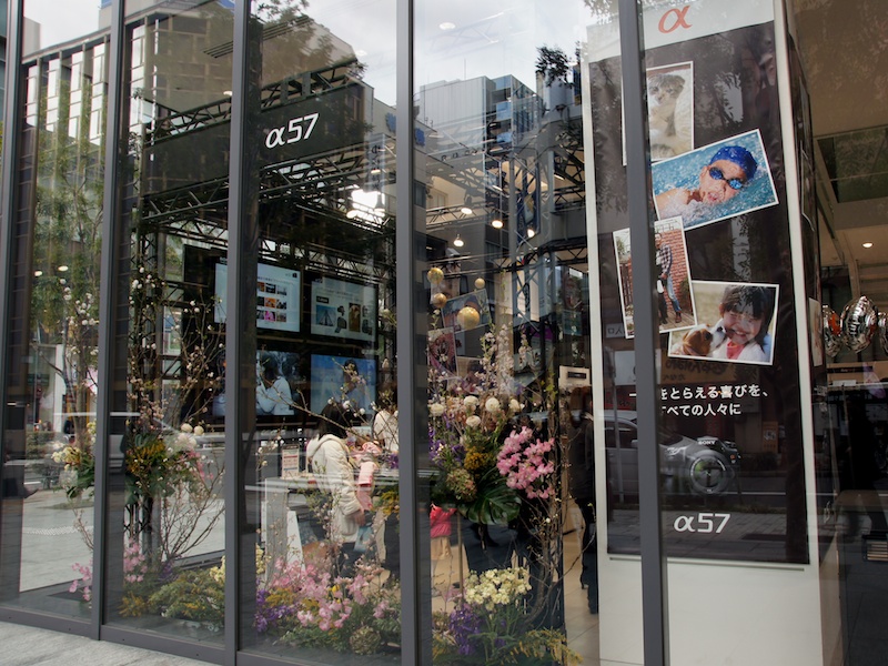 <b>入口左のタッチ&amp;トライコーナー。α57をアピールしていた</b>