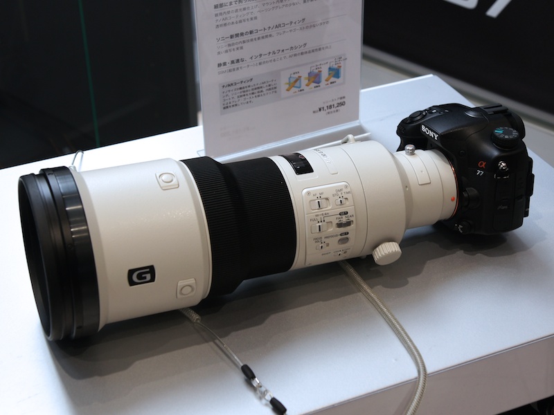 <b>500mm F4 G SSMは入口左に加えて2階へ向かう踊り場にもあった</b>