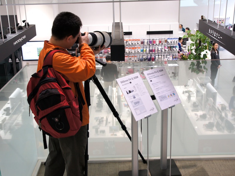 <b>500mm F4 G SSMは入口左に加えて2階へ向かう踊り場にもあった</b>