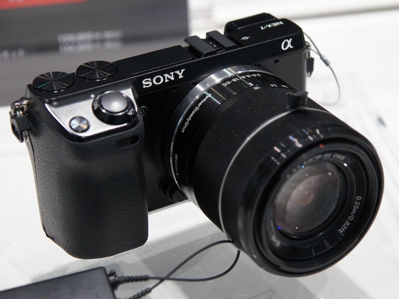 <b>発売以来人気のNEX-7。交換レンズも好調という</b>