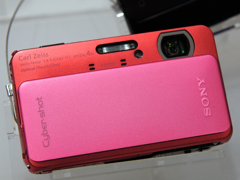 <b>有効1,620万画素の裏面照射型CMOSセンサー、光学4倍ズームレンズ、3型タッチパネル液晶などを搭載する水深5m防水モデル</b>