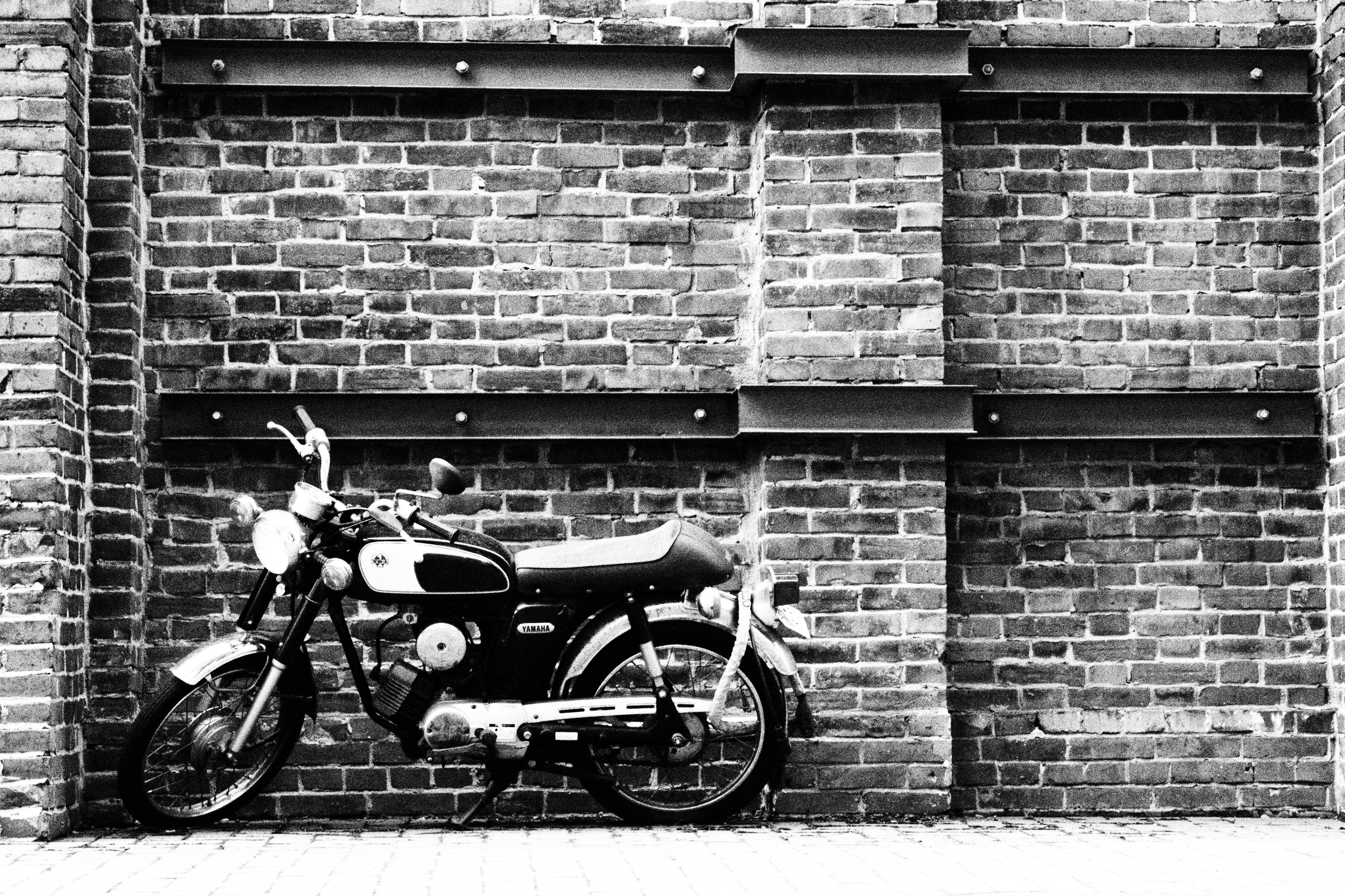 <b>わりと何を撮っても画になりやすいラフモノクロームは、ダイナミックレンジが狭くなるので、露出の当たり外れが多くなりやすい。E-P3 / M.ZUIKO DIGITAL 45mm F1.8 / 4,032×2,688 / 絞り優先AE / F5.6 / 1/60秒 / -0.3EV / ISO200 / WB:晴天 / ラフモノクローム / 45mm</b>