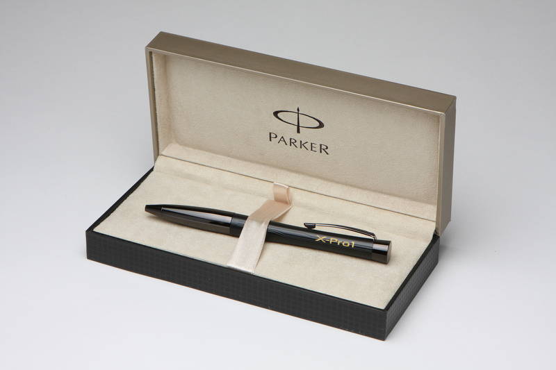 <b>予約購入の特典として、パーカー製のボールペンが購入時に付いてきた。X-Pro1に対するメーカーの気合いの入れ方が伺い知れる。</b>
