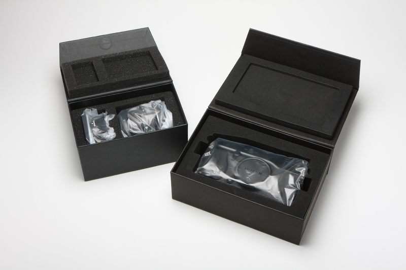 <b>いわゆるプチプチで包んだだけの梱包と違い、カメラもレンズもクション材を使った贅沢なつくりの箱に入る。また捨てられないものが増えた!</b>