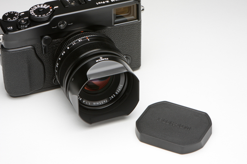 <b>かぶせ式のキャップも付属する。取れやすいので、紛失には注意。ちなみに、現在紛失中。フードは金属製だが、レンズに装着すると固定が緩くカタカタと小さく動くのは残念。</b>