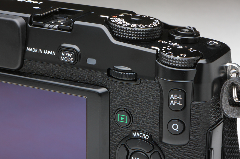 <b>仕事をさせてもらえないコマンドダイヤル（画面中央）。こんなにも一等地にあり、しかもプッシュボタン機能を備えているにも関わらずだ。せめてプログラムシフトはこのダイヤルでやりたい。</b>