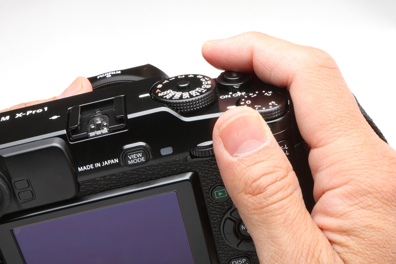 <b>シャッターダイヤル、露出補正ダイヤル、コマンドダイヤルはカメラをホールドした状態で操作しやすい位置にある。この操作性を活かしきっていないのは、X-Pro1の大きなウィークポイント。</b>