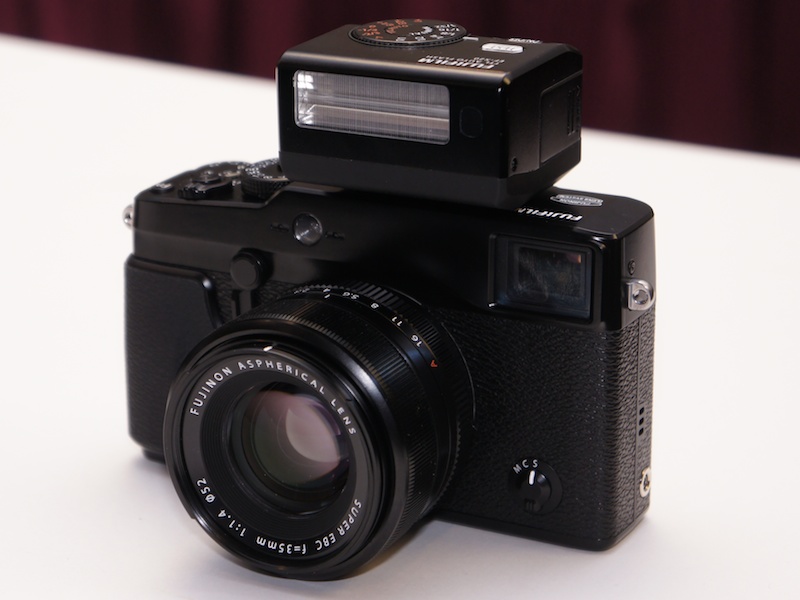 <b>2012 International CESのプレスカンファレンスで披露されたEF-X20。左はFUJIFILM X-Pro1に装着した状態</b>