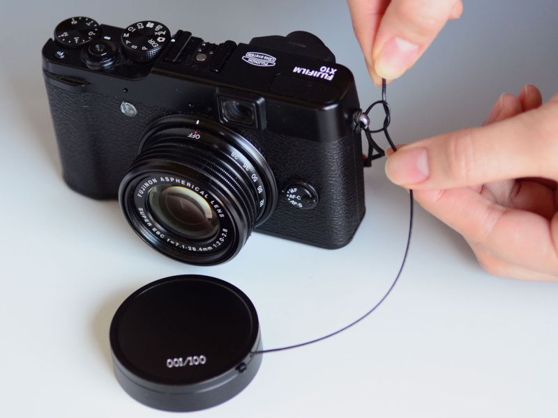 <b>ストラップホールにひもを通して紛失防止</b>