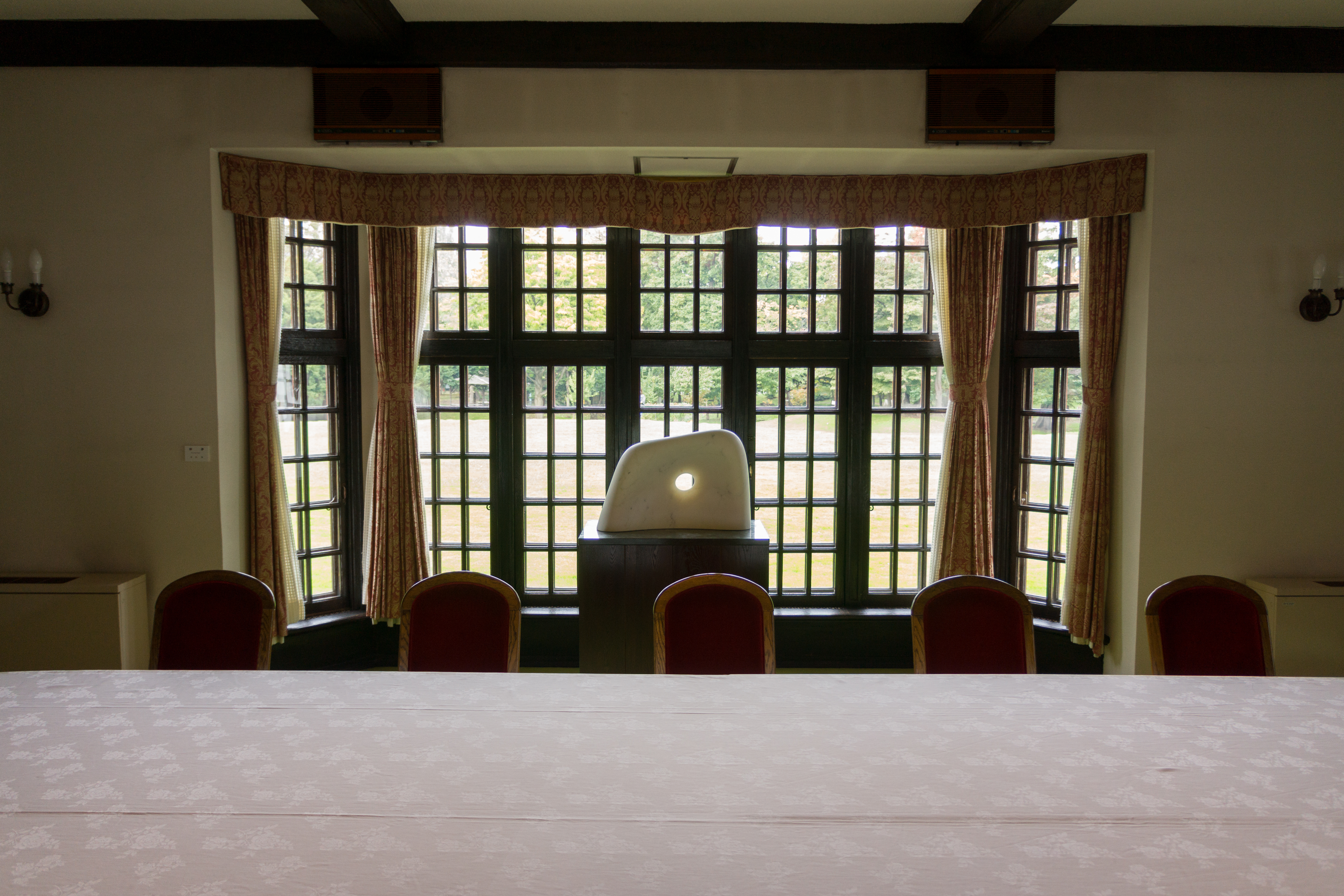 <b>ハイライト:-73、シャドウ: +16で調整したもの。ちょっといじっただけで窓の外のトーンが引き出せる。</b>