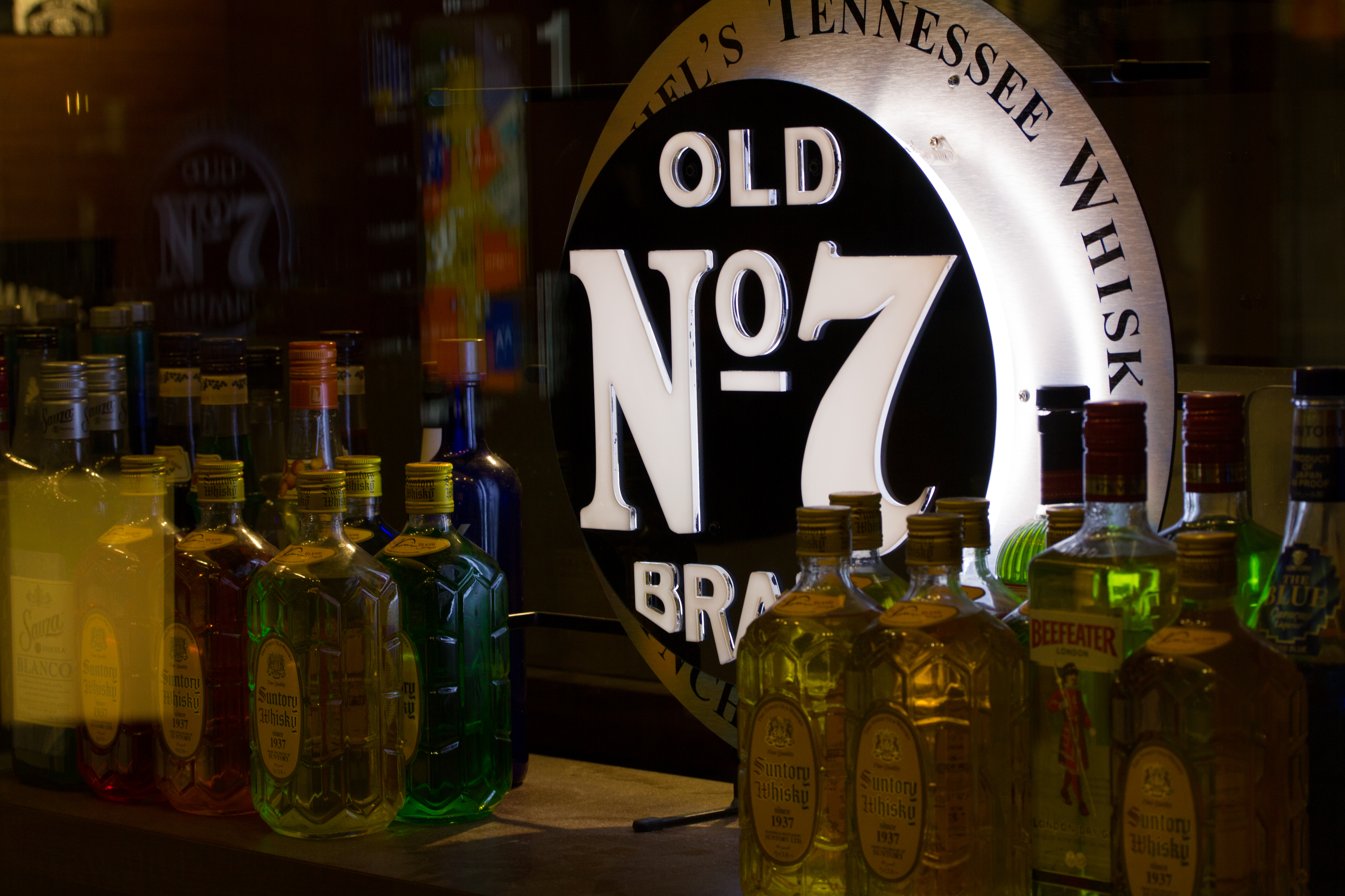 <b>普通の蛍光灯の部分だけホワイトバランスを変えてみた。ま、こういうこともできるってこと。</b>