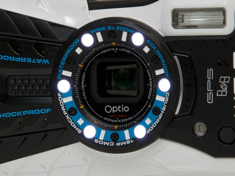 <b>レンズ周りのLEDはデジタル顕微鏡モードで発光。今回は6灯に増えた</b>