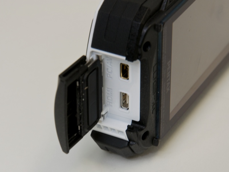 <b>HDMI端子も装備する。ホワイトボディはカバー内部も外装と同色だ</b>