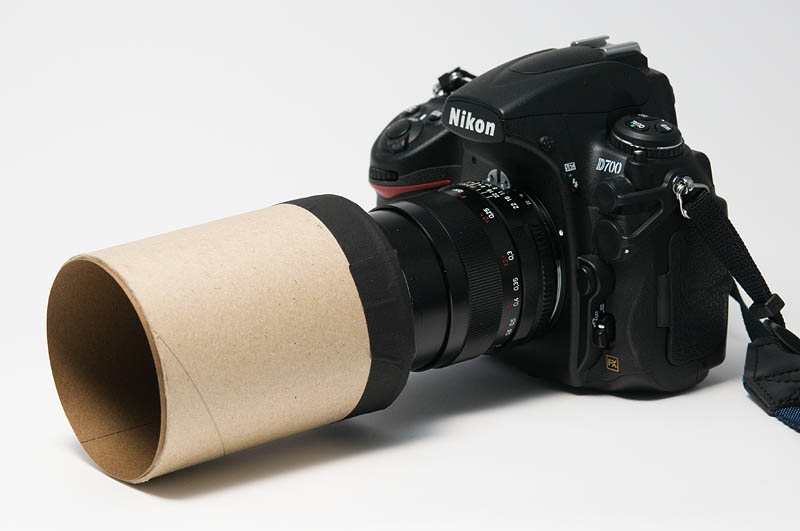 <b>レンズの前に紙筒を付けた状態。カッコ悪いと思う人は黒い紙を巻くなりして、普通のレンズフードのフリをしてください（笑）</b>