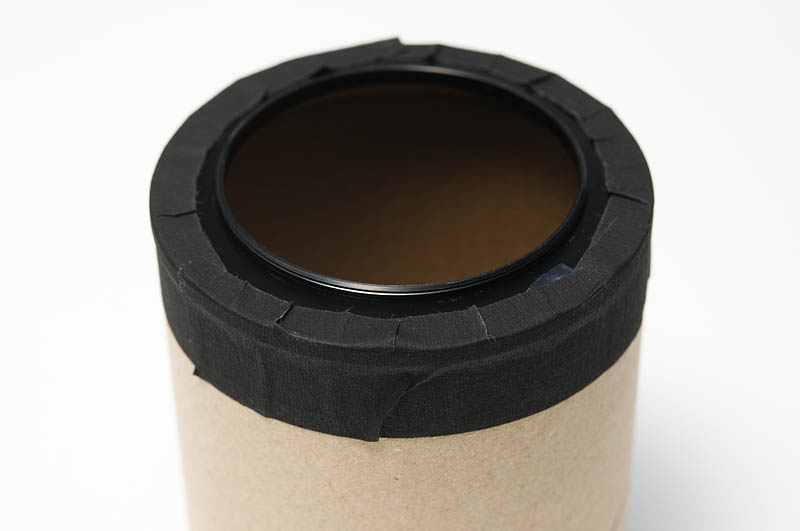 <b>紙筒を後ろから見たところ。ステップアップリングをテープで留めただけ。軽いのでこれでも全然問題なし。</b>